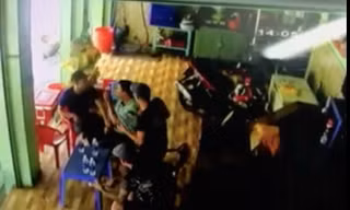 Phúc cùng đàn em khống chế con nợ và doạ giết.