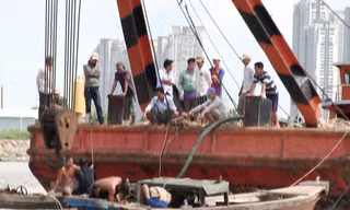 Tìm kiếm hai người mất tích khi sà lan bị chìm trên sông Sài Gòn