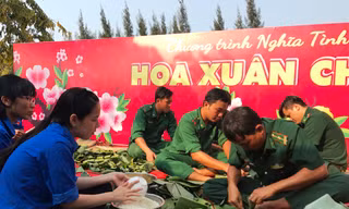 Hơn 200 bộ đội thi gói bánh chưng Tết