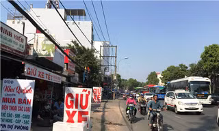 Hàng loạt bãi giữ xe tự phát mọc lên xung quanh các bến xe lớn ở TPHCM.