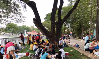 Người Sài Gòn đổ xô đi công viên 'trốn nắng' ngày lễ 30/4