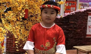 Bé D.đượ tìm thấy khi đi cùng bé gái khác ở bến xe buýt.