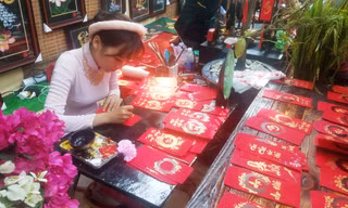Bà Đồ trổ tài cho chữ ở phố ông Đồ 