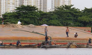 Tàu hàng tông chìm sà lan trên sông Sài Gòn, 2 người mất tích