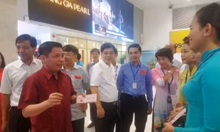 Bộ Trưởng Nguyễn Văn Thể chúc Tết và tặng lì xì cho nhân viên phục vụ tại sân bay Tân Sơn Nhất.
