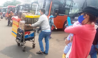 Người dân ùn ùn rời Sài Gòn chiều 28 Tết
