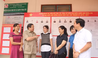 Các ứng cử viên trao đổi với cử tri về bầu cử Quốc hội khoá XIV