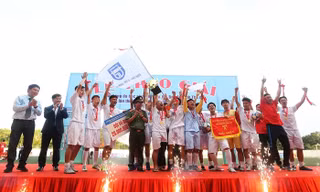 THPT Trương Định vỡ oà trong chiến thắng