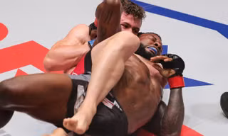 Cựu võ sỹ UFC bất tỉnh vì đòn siết cực hiểm