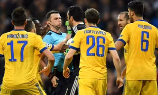 Buffon phản ứng gay gắt với trọng tài. 