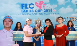 Bà Bùi Hải Huyền, Phó Tổng giám đốc Tập đoàn FLC, trưởng BTC FLC Ladies Cup 2018 trao giải cho golfer Kim Do Yeon.