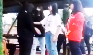 T (người ngoài cùng bên trái) bị 3 nữ sinh tát vào mặt