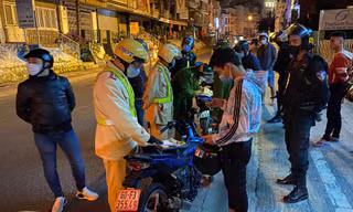 Bắt giữ cả trăm đối tượng đua xe, lạng lách đêm khuya 