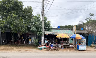 Lấn chiếm đất công, xây cả dãy quán ven đường Cam Ly