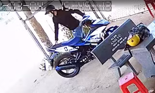 Đột nhập trộm xe máy nhà anh Sép-ảnh cắt từ camera