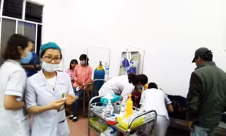 Bệnh nhân bị ngộ độc được điều trị tại Trung tâm Y tế Di Linh