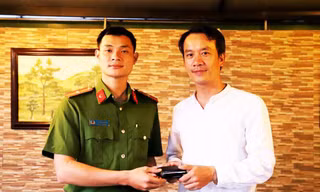Thiếu úy Đào Bá Đoàn trả lại tiền cho người đánh rơi.