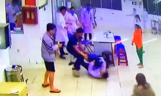 Người nhà bệnh nhân đánh bảo vệ bệnh viện tại phòng cấp cứu