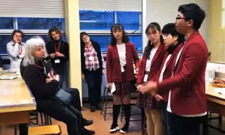 Các HS THPT Chuyên Thăng Long Đà Lạt trình bày đề tài trước Ban giám khảo