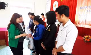 Trưởng ban Dân vận Tỉnh ủy và Phó Chủ tịch UBND tỉnh Lâm Đồng trao quà cho SV nghèo