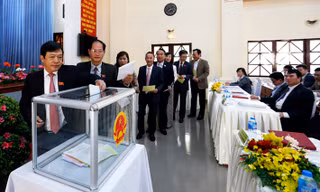 Các đại biểu HĐND tỉnh Lâm Đồng tham gia bỏ phiếu tín nhiệm
