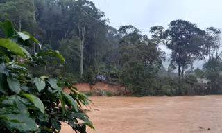 Nước lũ dâng cao