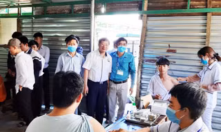 Tiêm phòng vắc xin bạch hầu cho HS xã Đạ R'sal