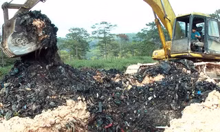 Khai quật rác chôn lấp trái phép