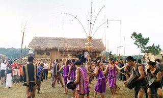 Biểu diễn cồng chiêng quanh cây nêu.