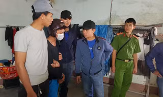Đưa Vũ (người bịt khẩu trang) đến nơi giết vợ