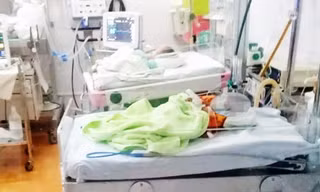 bé sơ sinh đang được cứu chữa tại bệnh viện