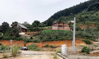 Đưa điện trung thế vào ngôi làng 'mọc' trái phép