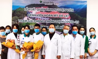 Giám đốc Giám đốc Bệnh viện Hoàn Mỹ Đà Lạt tặng hoa cho các tình nguyện viên