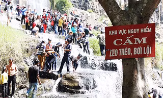 Bảng cảnh báo nguy hiểm tại thác Pongour