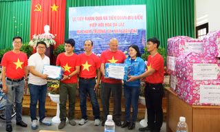 Hiệp hội hoa Đà Lạt tiếp nhận quà của hội viên để mang ra Trường Sa