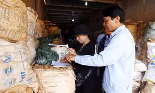 Kiểm tra số lượng khoai tây Trung Quốc tại chợ Nông sản Đà Lạt