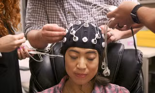 Nghiên cứu kích điện não được quân đội Mỹ tài trợ. Ảnh: NPR.