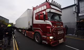 39 người Việt Nam được phát hiện tử vong trong xe tải container ở hạt Essex của Anh hôm 23/10. Ảnh: BBC.