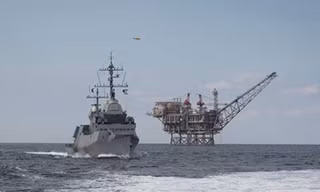 Tàu chiến mới Sa’ar 6 của Israel bảo vệ giàn khoan dầu khí trên biển. Ảnh: Breaking Defense.