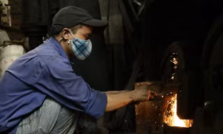 Nắng như thiêu đốt, người dân làng rèn vẫn miệt mài đập đe bên bếp lửa