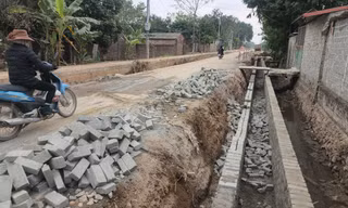Đơn vị thi công tuyến đường dự án chưa có biện pháp đảm bảo an toàn cho người tham gia giao thông.
