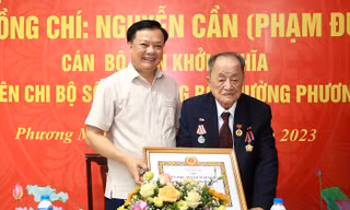 Bí thư Thành ủy Đinh Tiến Dũng trao Huy hiệu 80 năm tuổi Đảng tặng đồng chí Nguyễn Cần
