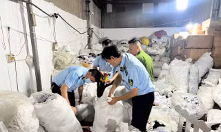 Hà Nội: Phát hiện ‘công xưởng’ sản xuất tất thể thao fake, thu giữ hàng chục nghìn đôi