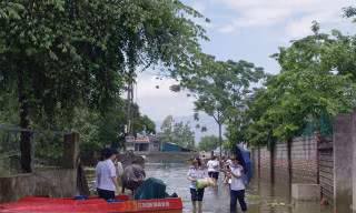 Lực lượng chức năng Hà Nội hỗ trợ người dân Chương Mỹ trong những ngày ngập lụt.