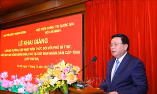 Đồng chí Nguyễn Xuân Thắng, Ủy viên Bộ Chính trị, Chủ tịch Hội đồng Lý luận Trung ương, Giám đốc Học viện Chính trị Quốc gia Hồ Chí Minh, Trưởng ban tổ chức lớp học phát biểu tại lễ khai giảng