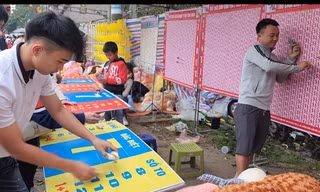 Du khách chơi trò ném phi tiêu cộng điểm tại Khu du lịch- di tích Đền Sóc