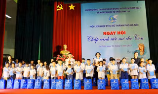 Các đơn vị đỡ đầu đã tiếp nhận, trao yêu thương và tặng quà cho trẻ mồ côi có hoàn cảnh khó khăn tại ngày hội