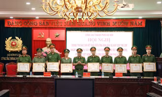 Được sự ủy quyền của lãnh đạo cấp trên, Thiếu tướng Nguyễn Thanh Tùng trao khen thưởng các tập thể, cá nhân lập thành tích trong điều tra vụ án.