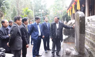 Đoàn công tác của thành phố khảo sát tại chùa Trăm Gian, xã Tiên phương.