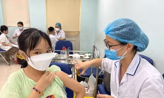 Trẻ trong độ tuổi tiêm vaccine trong Chương trình tiêm chủng mở rộng